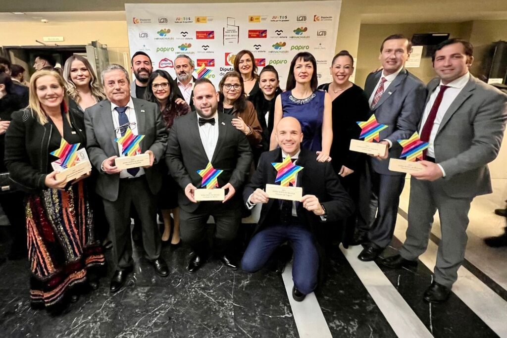 Santos Cruces, gerente de la ADR Nororma (izda), junto a representantes municipales tras la entrega del Premios LGTBI Andalucía (diciembre 2022)